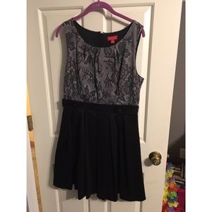 Elle size M black and grey flowered dress